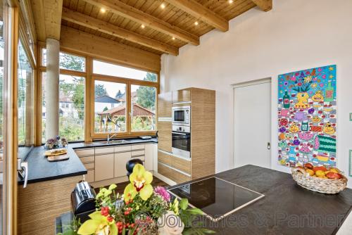 lichtdurchflutete Küche mit Einbauküche