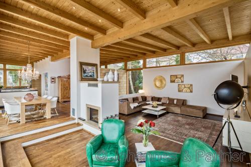 sehr großer und heller Wohnbereich mit Kamin