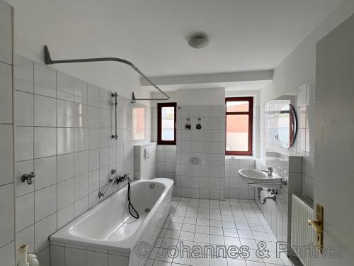 Bad mit Wanne und Fenster