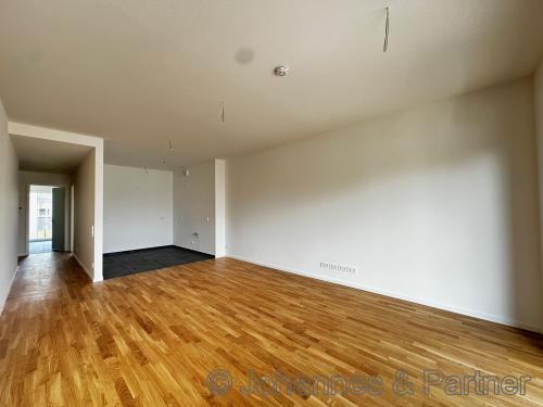 Wohnzimmer mit offener Küche