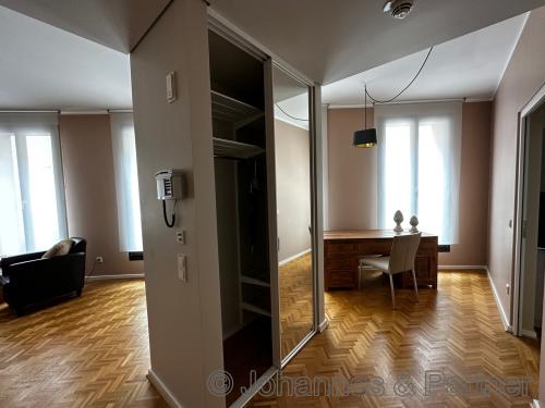 Eingangsbereich mit Schrank  (unmöbliert)