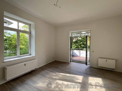 Wohnzimmer mit großem Balkon