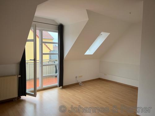 großer, heller Wohnbereich mit Balkon