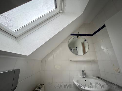 Bad mit  Dusche und Fenster und WM-Stellplatz