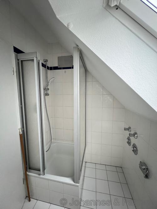 Bad mit Dusche und Fenster