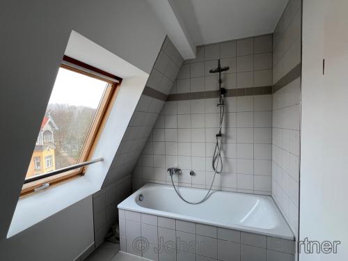 Bad mit Wanne und Fenster 