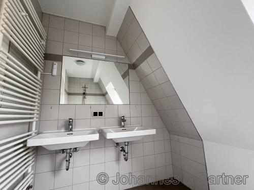 Bad mit Wanne und Fenster 