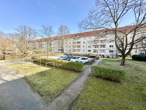 Blick vom Balkon in den ruhigen und grünen Innenhof