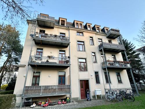 Hausansicht aus dem Garten, der Balkon ganz oben rechts gehört zur Wohnung
