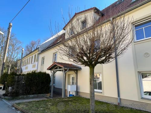 Hausansicht mit Terrasse