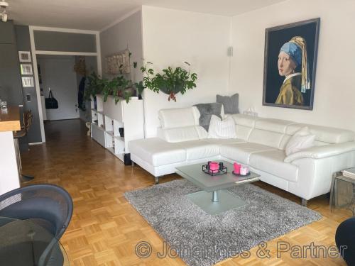 Wohnzimmer mit offener Küche