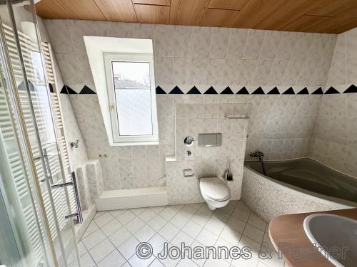 Bad mit Badewanne & Dusche & Fenster