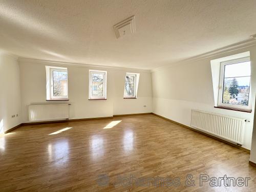 großes und helles Wohnzimmer