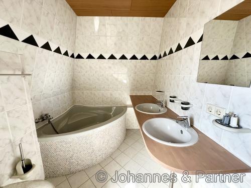 Bad mit Badewanne & Dusche & Fenster