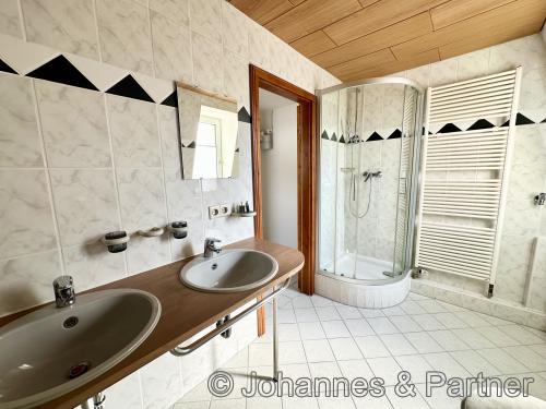 Bad mit Badewanne & Dusche & Fenster