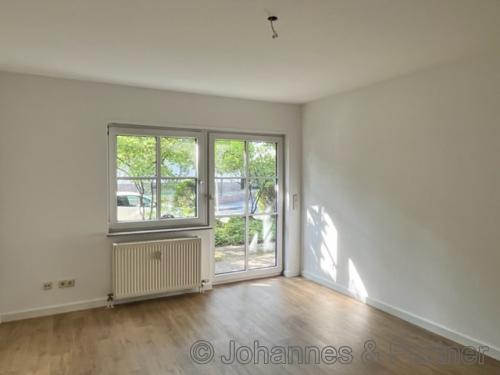großes, helles Wohnzimmer