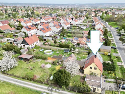 Hausansicht mit großem Grundstück