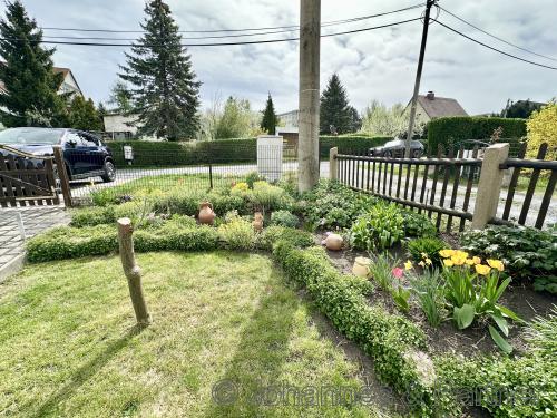 schön angelegter Garten vor dem Haus