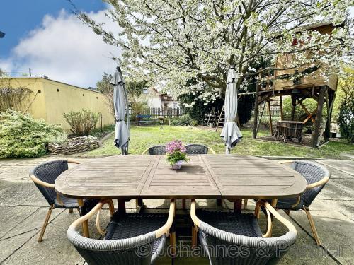 große Terrasse mit Esstisch direkt am Haus neben dem Wohnzimmer
