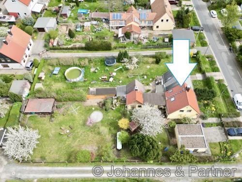 auf diesem Bild sieht man gut das gesamte Grundstück & den kleinen Anbau Richtung Garten