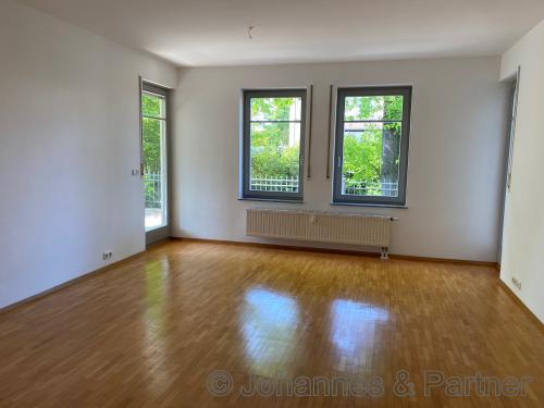 Wohnzimmer (gespiegelt u. Designbelag wird neu verlegt)
