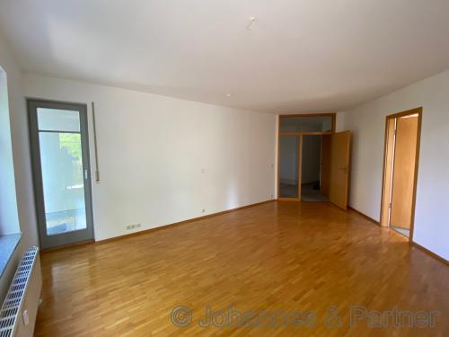 Wohnzimmer (gespiegelt u. Designbelag wird neu verlegt)