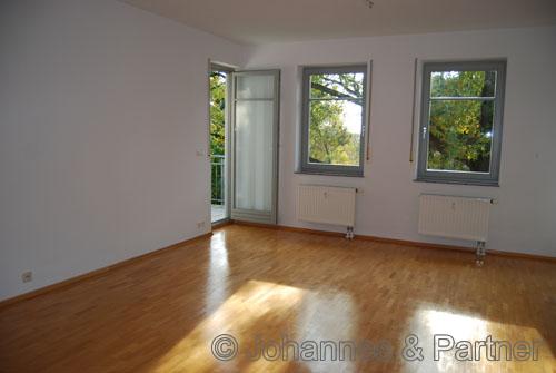 großes, helles Wohnzimmer (gespiegelt u. Designbelag wird neu verlegt)