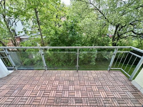 sehr großer Balkon mit Blick ins Grüne