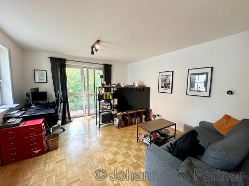 großes und helles Wohnzimmer