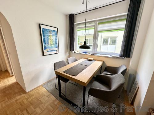 Platz zwischen Wohnzimmer und Küche zum essen oder zum arbeiten