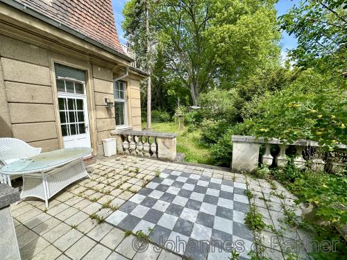 seitliche Terrasse am Haus im Grünen