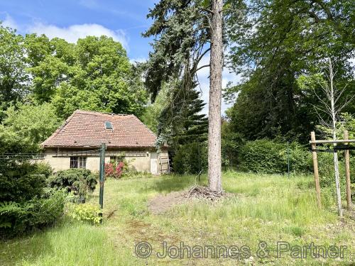 Nebengebäude mit Garage auf dem parkähnlichen Grundstück