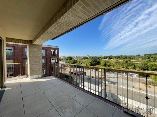 großer Balkon und Ausblick