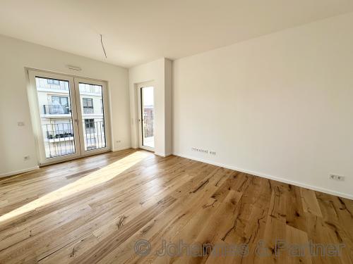 großes, helles Wohnzimmer