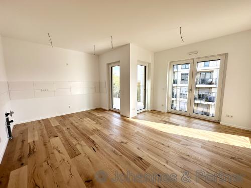 großes, helles Wohnzimmer