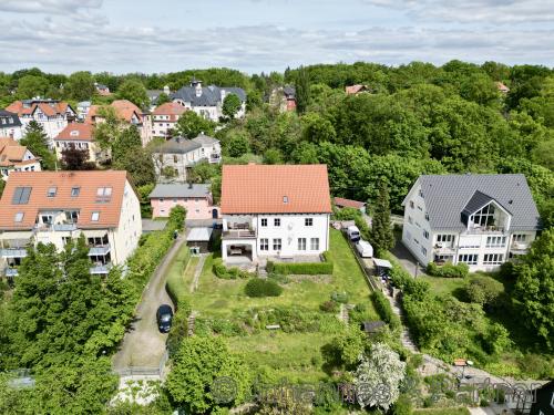Hausansicht mit Garten