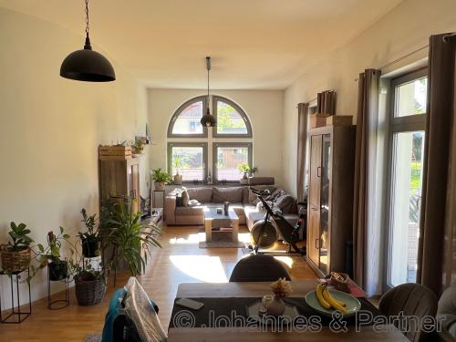 großes, helles Wohnzimmer 