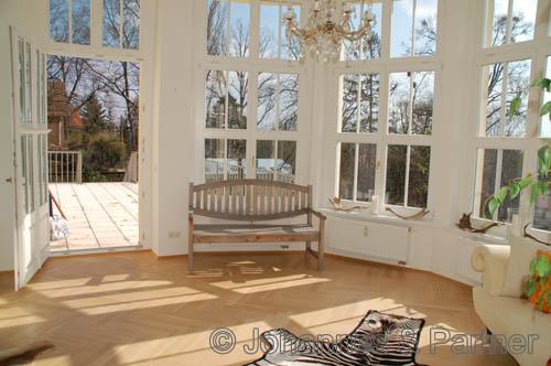 großer Wintergarten mit Ausgang zu Terrasse/Garten