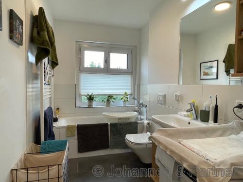 Badezimmer mit Fenster