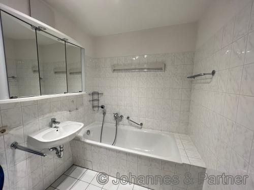 Bad mit Badewanne