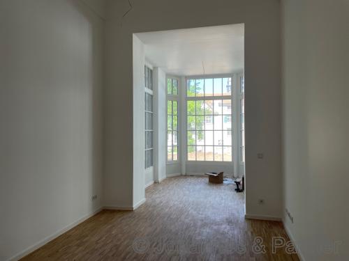halb offene Küche am Wohnzimmer, die mit einer Wand auch abgetrennt werden kann