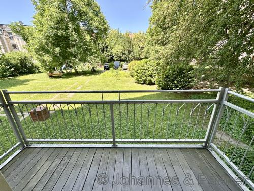 großer Balkon mit schönem Blick in den großen Garten