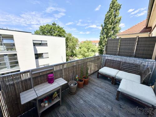 großer und sehr sonniger Balkon nach Westen