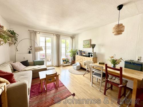 helles und schönes Wohnzimmer mit Zugang zum Balkon