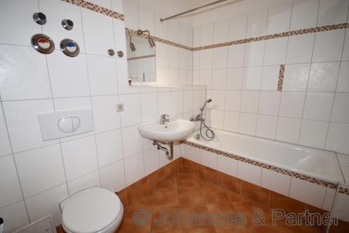 Bad mit Badewanne und Waschmaschinenanschluss