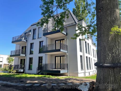 Hausansicht mit Balkon
