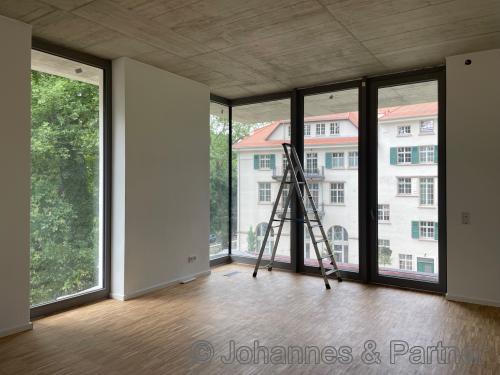großes, helles Wohnzimmer  