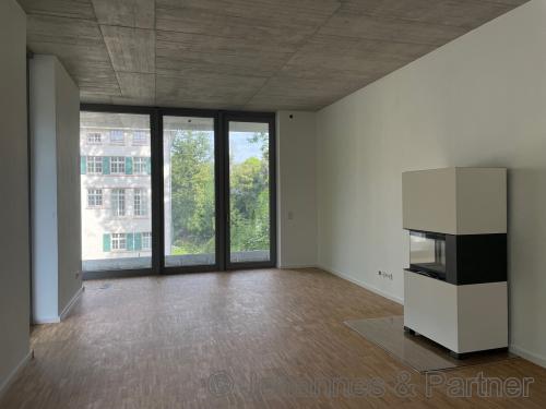 großes, helles Wohnzimmer  