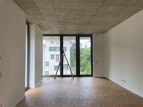 großes, helles Wohnzimmer mit Balkon