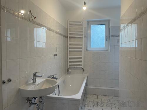 Bad mit Wanne und Fenster